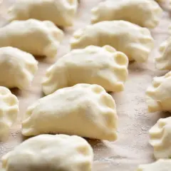 Gotowe pierogi czekają na gotowanie. Czy ciasto na pierogi można zrobić dzień wcześniej? Tak, można je przechowywać w lodówce.