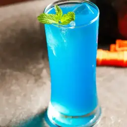Orzeźwiające drinki z blue curacao, ozdobione listkami mięty, kuszą intensywnym kolorem. Idealne na letnie wieczory.