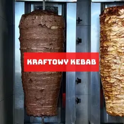 Dwa pionowe rożna z mięsem na kebab. Jeden ciemny, drugi jasny. Na środku czerwony napis "KRAFTOWY KEBAB".