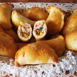 Złociste ciasto na pierogi pieczone w piekarniku, wypełnione farszem z kurczaka i warzyw. Pyszna przekąska!