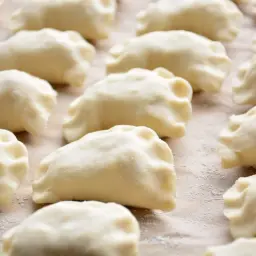 Gotowe pierogi czekają na gotowanie. Czy ciasto na pierogi można zrobić dzień wcześniej? Tak, można je przechowywać w lodówce.