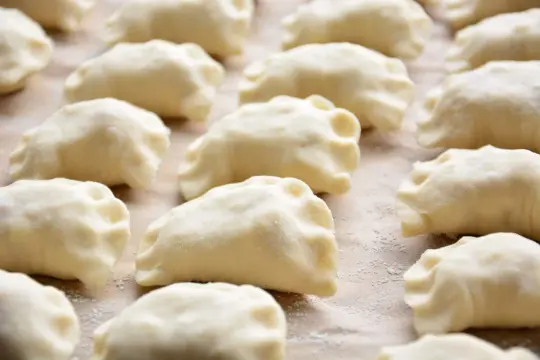 Gotowe pierogi czekają na gotowanie. Czy ciasto na pierogi można zrobić dzień wcześniej? Tak, można je przechowywać w lodówce.