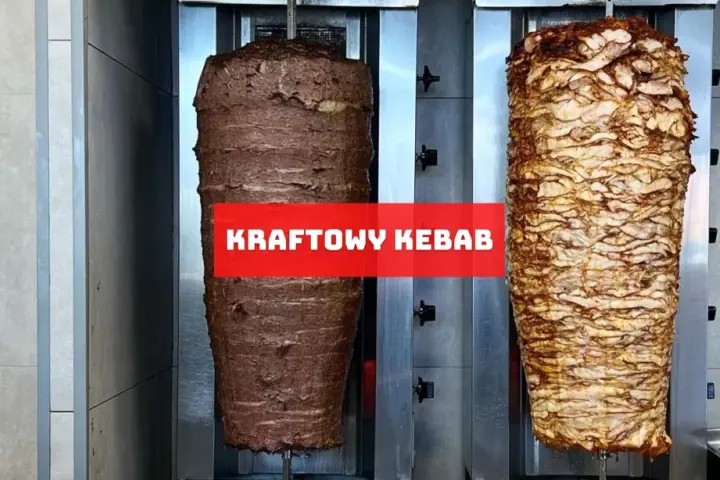 Dwa pionowe rożna z mięsem na kebab. Jeden ciemny, drugi jasny. Na środku czerwony napis "KRAFTOWY KEBAB".
