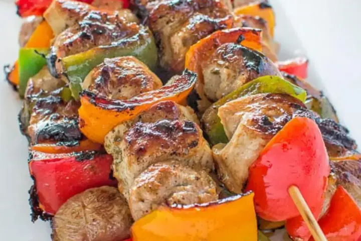 Grillowane szaszłyki z mięsem i kolorowymi paprykami. Pyszny kebab, ale warto pamiętać o jego kaloriach.