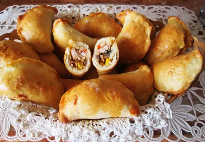 Złociste ciasto na pierogi pieczone w piekarniku, wypełnione farszem z kurczaka i warzyw. Pyszna przekąska!