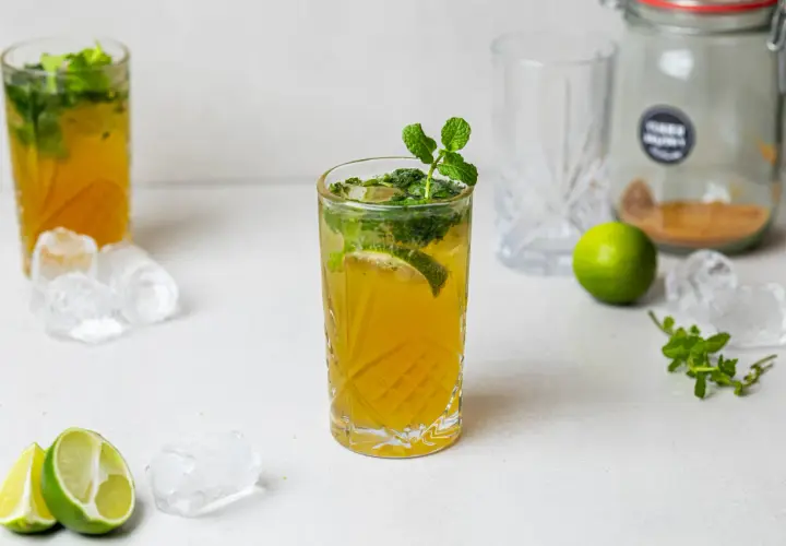 Orzeźwiające mojito bezalkoholowe z limonką i miętą, podane z lodem. Idealne na upalne dni.