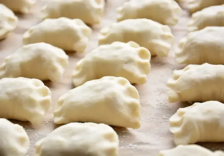 Gotowe do gotowania pierogi, które wyglądają jak z przepisu na ciasto na pierogi Magdy Gessler.