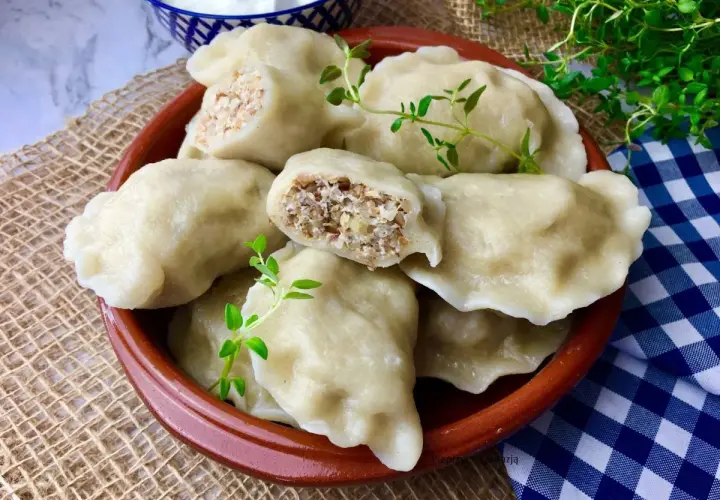Pyszne pierogi z kaszą gryczaną i serem, idealne na obiad. Sprawdzony przepis na domowe danie.