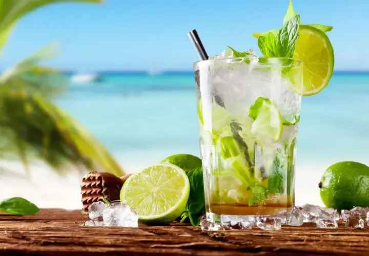 Orzeźwiający koktajl z limonką i miętą na plaży. Idealny przepis na to, jak zrobić mojito w letni dzień.