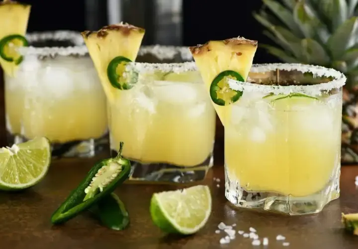 Orzeźwiające tequila drinki z ananasem, limonką i papryczką jalapeño. Idealne na letnie wieczory.