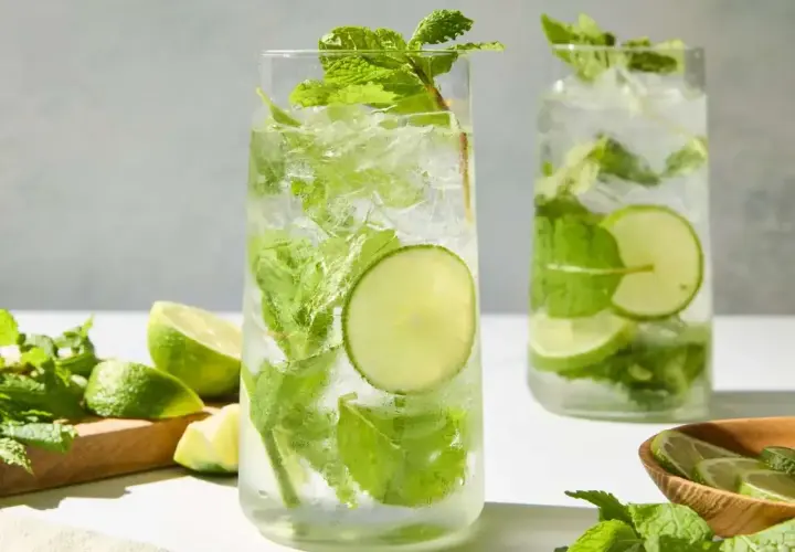 Orzeźwiający mojito drink ze spritem, lodem, miętą i limonką. Idealny na upalne dni.