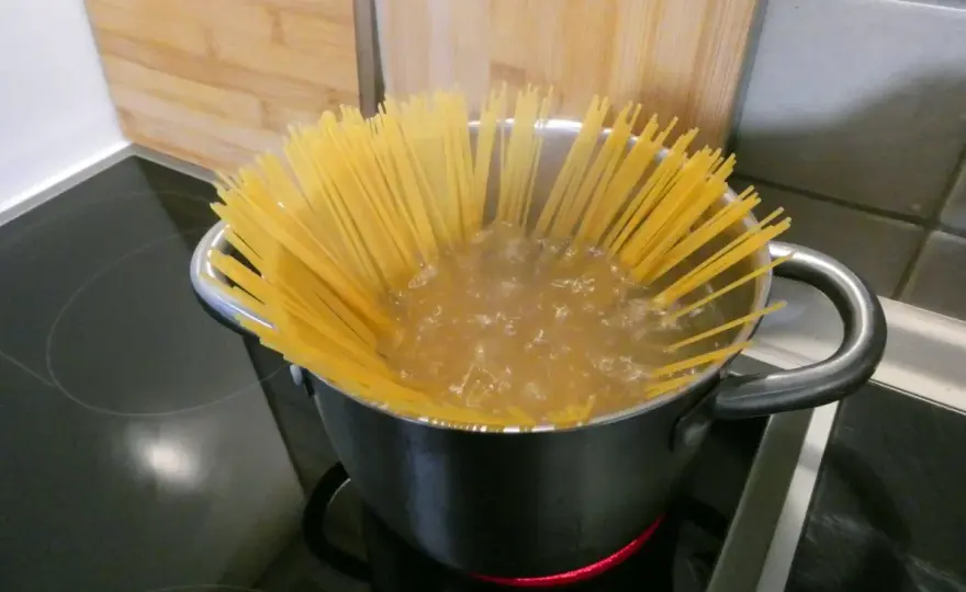 Spaghetti al dente - ile gotować i kiedy odcedzić?