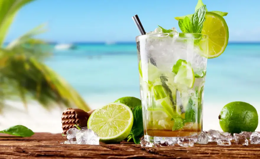 Mojito czy mohito? Jak poprawnie pisać nazwę drinka
