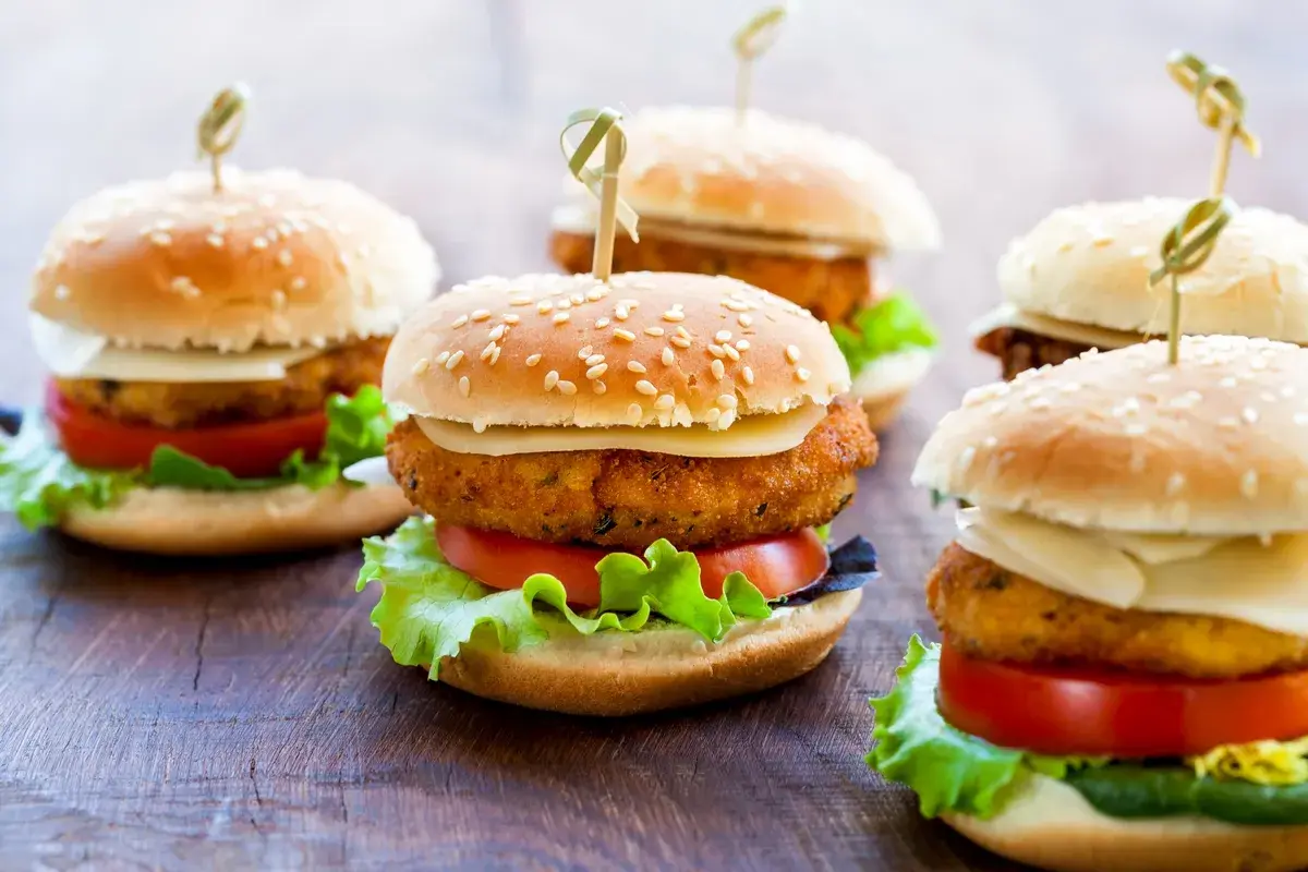 Gdzie kupić mini bułki do burgerów? Sprawdź sklepy i przepisy