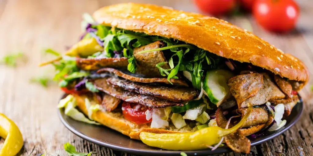 Kebab na talerzu: Ile kalorii? Sprawdź i schudnij!