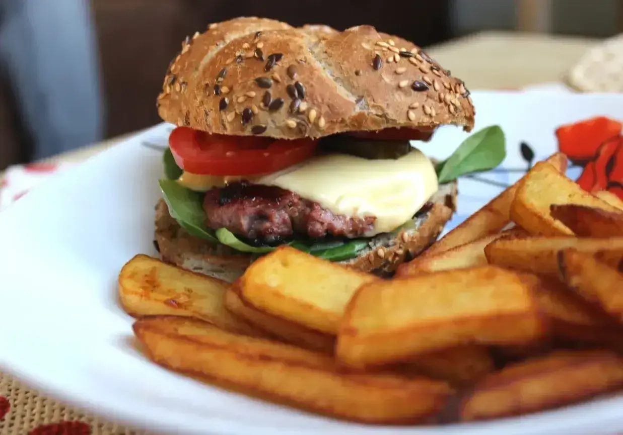 Pyszny burger z rozpływającym się serem i chrupiącymi frytkami. Idealny przepis na prawdziwe burgery, który zachwyci każdego.