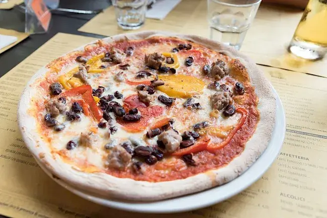 Ile kalorii ma pizza? Sprawdź kaloryczność i poznaj triki