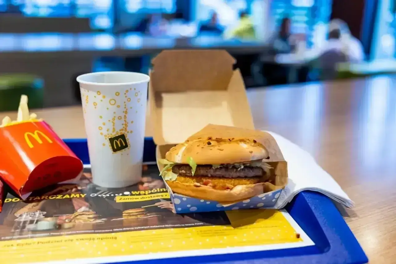 McDouble z frytkami i napojem na tacy. Zastanawiasz się, ile kosztuje McDouble? To idealny zestaw na szybki lunch.