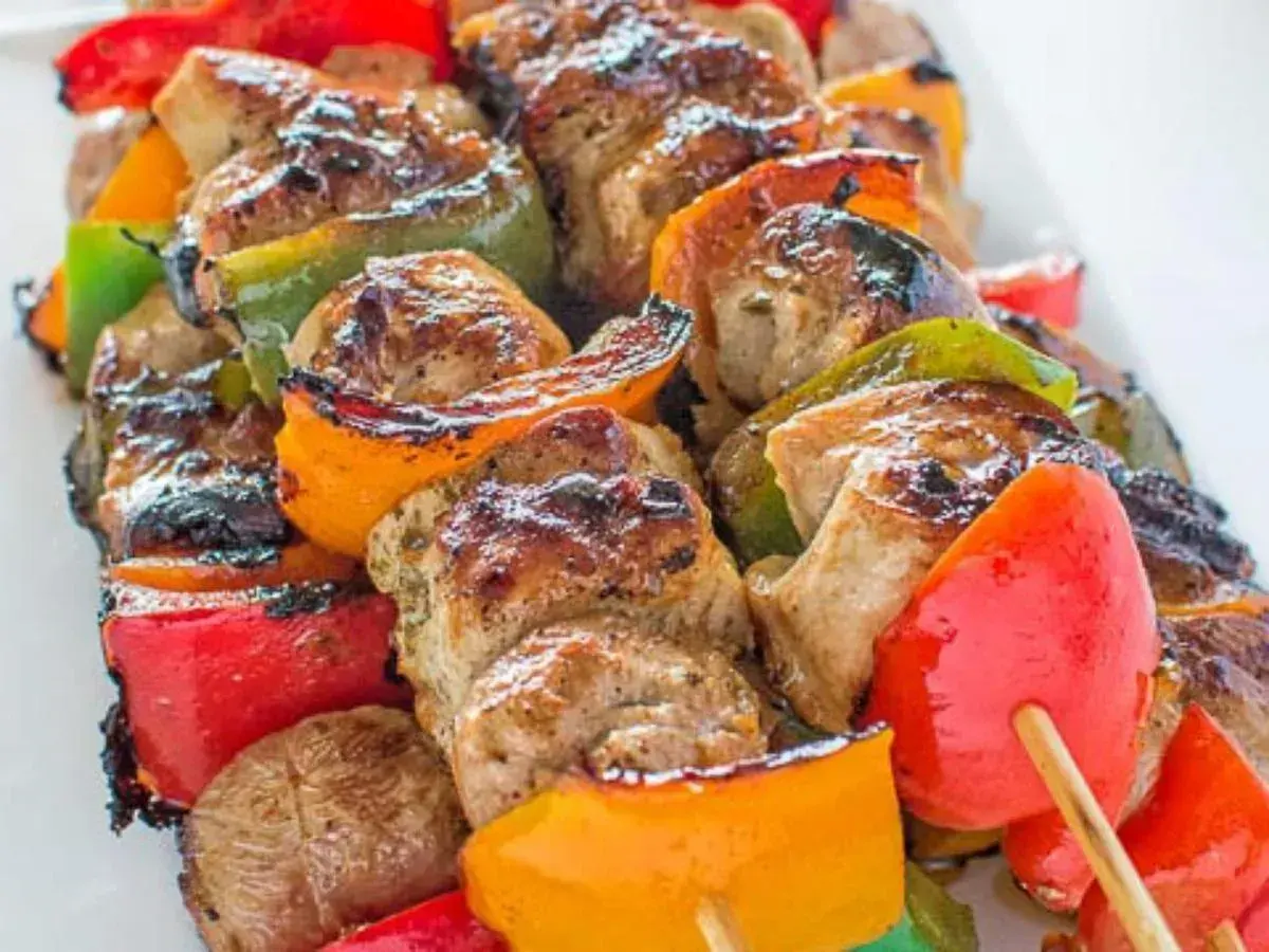 Grillowane szaszłyki z mięsem i kolorowymi paprykami. Pyszny kebab, ale warto pamiętać o jego kaloriach.