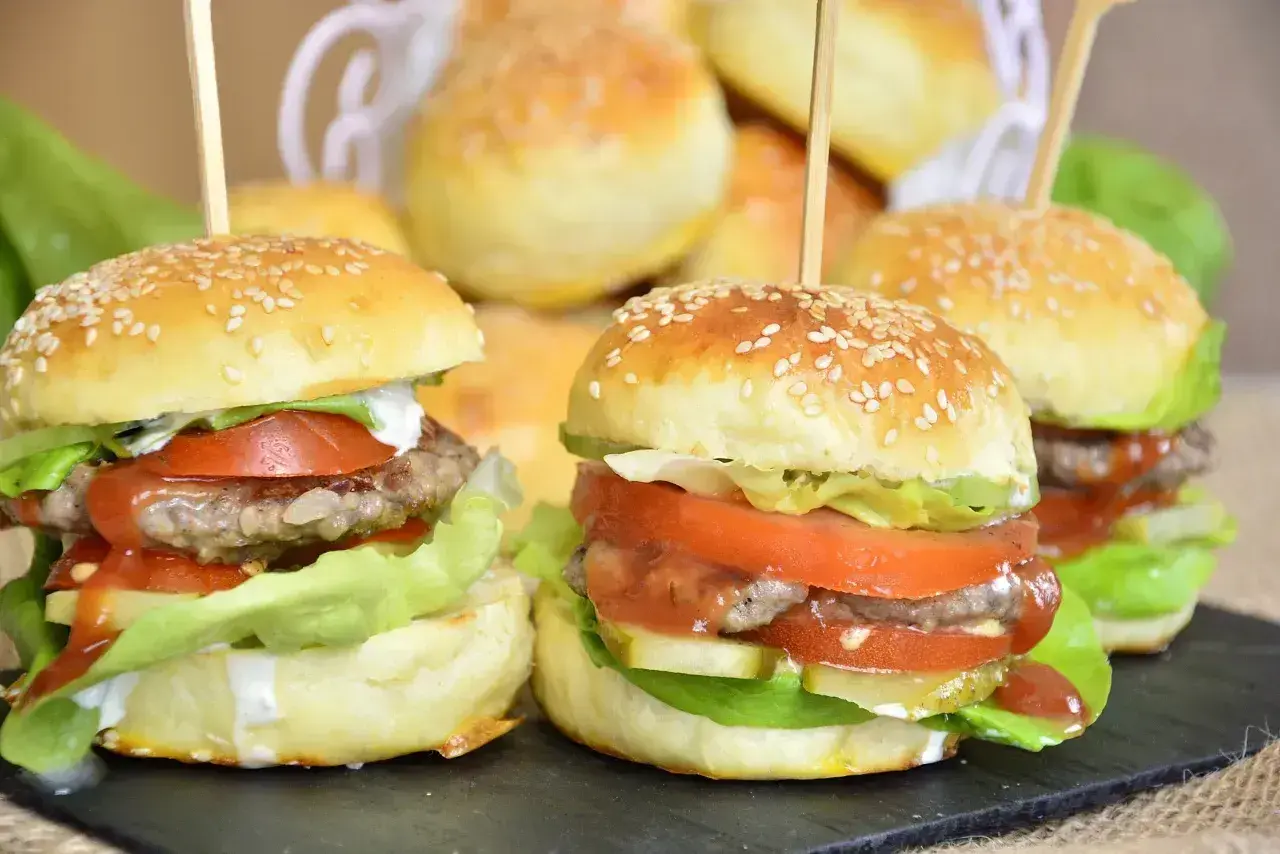 Mini burgery na zimno, idealne na przyjęcie. Soczyste mięso, świeże warzywa i puszne bułeczki z sezamem.
