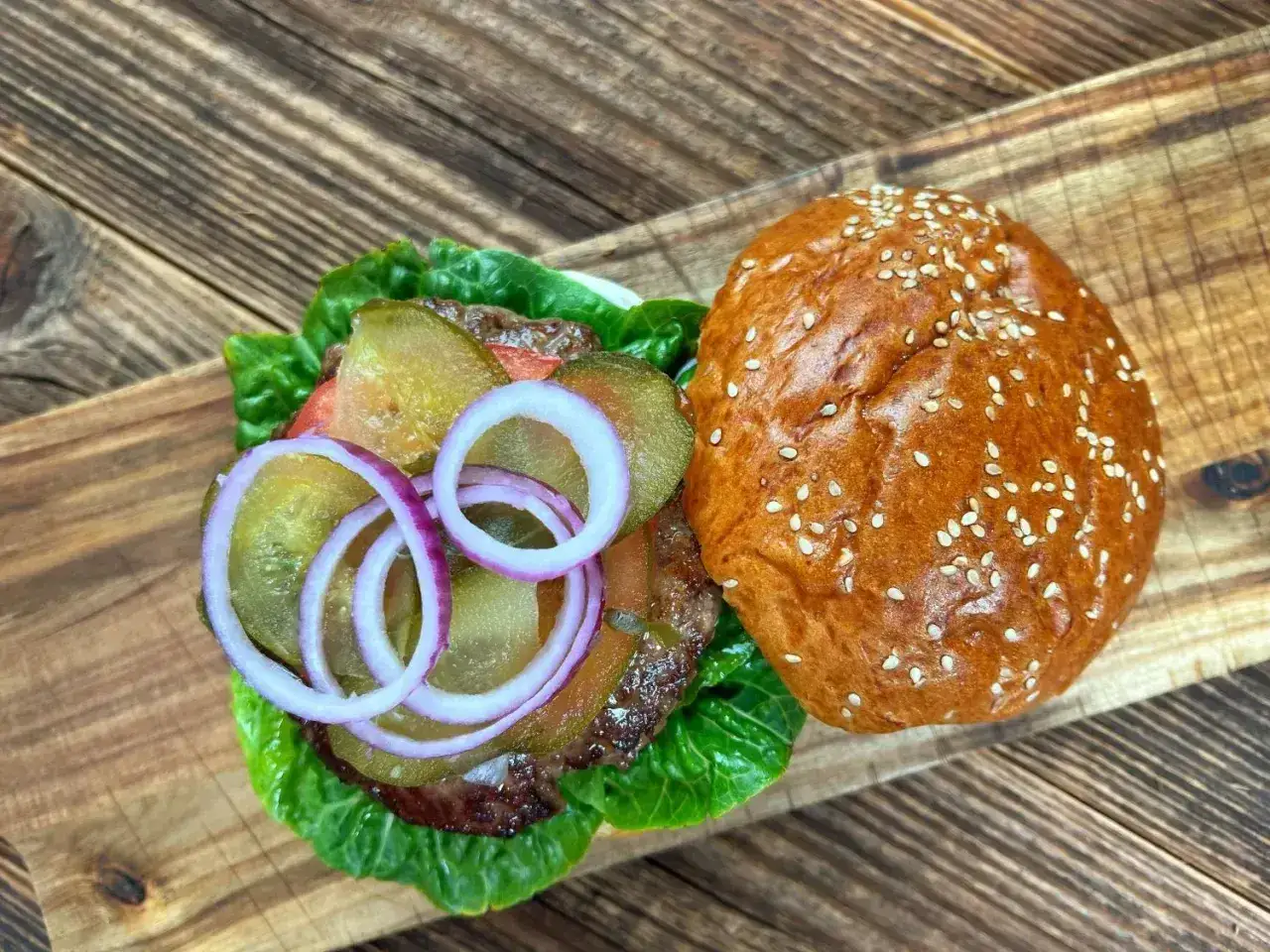 Idealny burger wołowy: soczysty kotlet, chrupiąca sałata, pikle, cebula i sezamowa bułka. Poznaj sekret, jak przyprawić mięso wołowe na burgery, by smakowało wybornie!