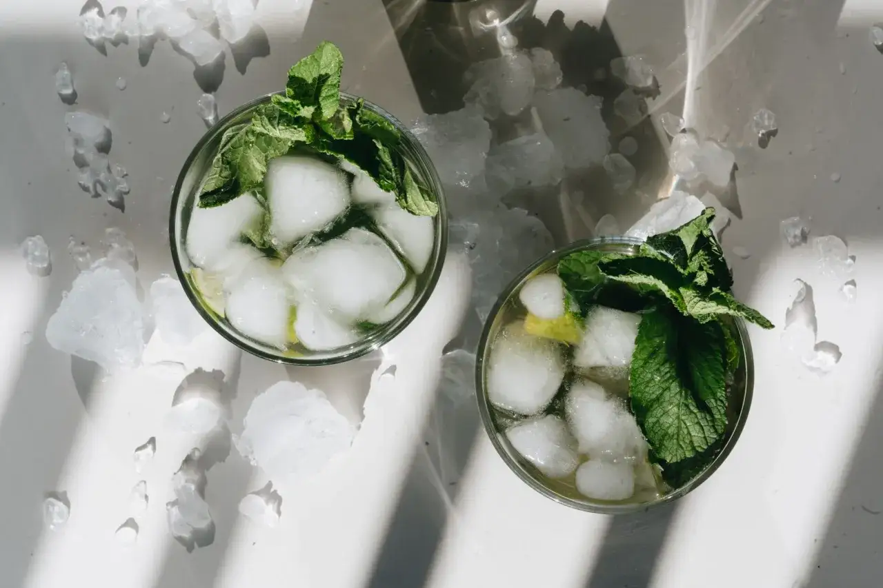Dwa orzeźwiające mojito z lodem i miętą, idealne na upalne dni. Tak łatwo je zrobić!