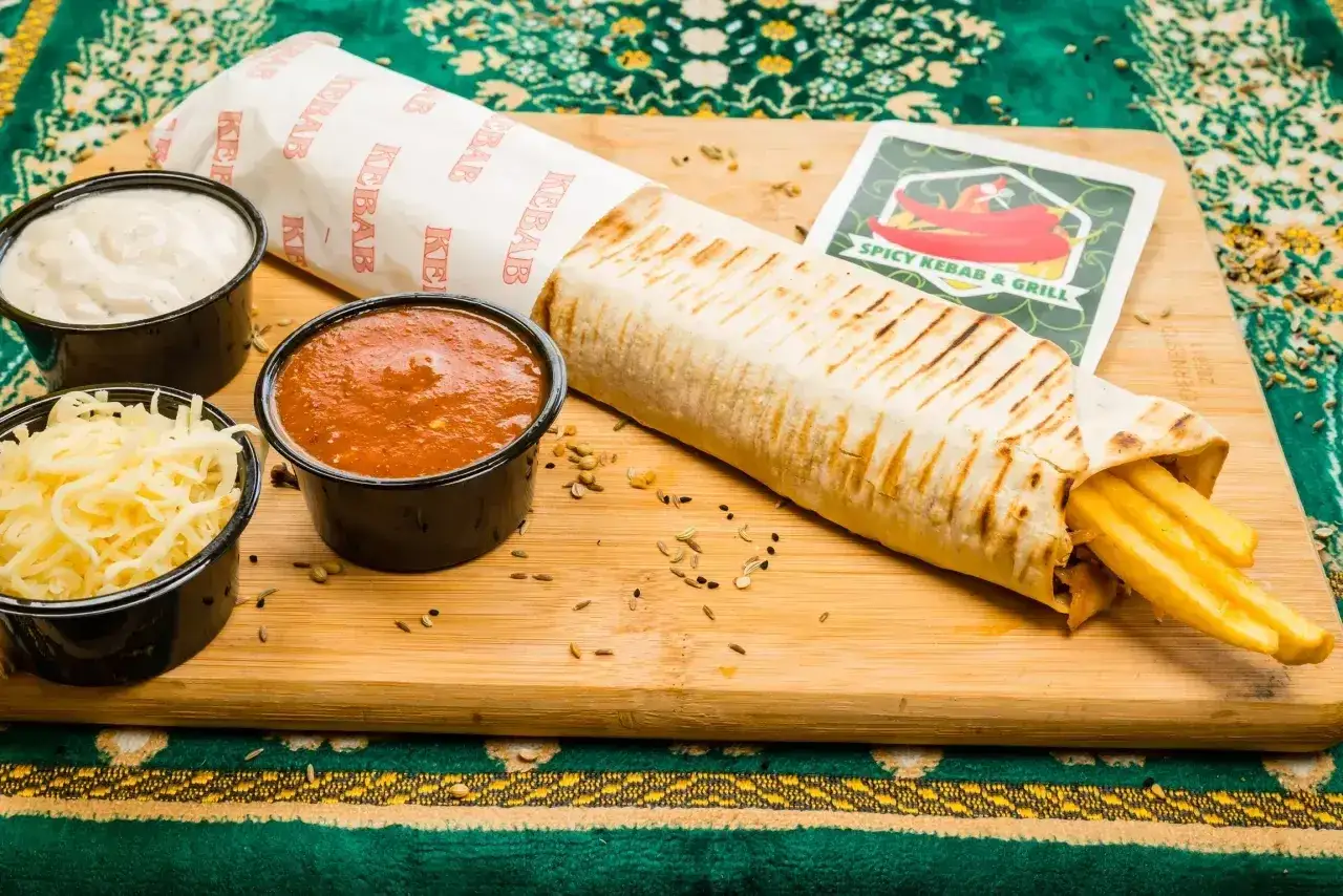 Apetyczny kebab z frytkami, sosem i serem. Pyszny, choć warto pamiętać o jego kaloriach.