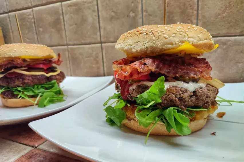 Zdjęcie Burger Drwala: Jaki ser wybrać? Sekret idealnego kotleta